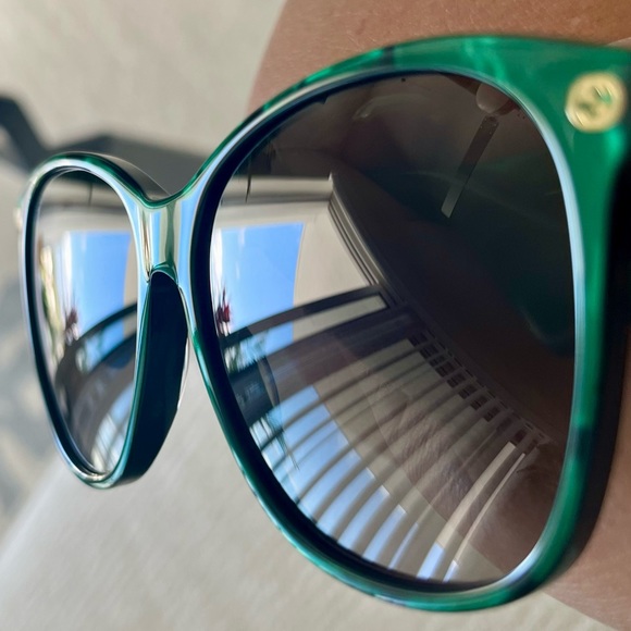 EUC Gucci Oversize Gradient Sunglasses Green Frames Case and cloth included - Picture 5 of 12